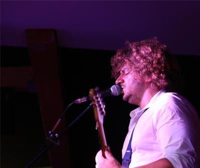 guitariste chanteur lors d'un concert live dans le bar