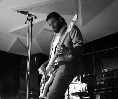 photographie en noir et blanc d'un musicien sur la scène du melkior un soir de concert